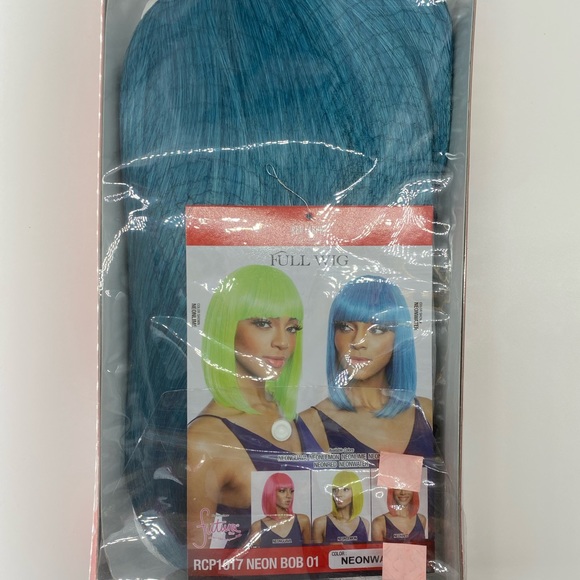 NWT-  NEON WATER STRAIGHT ROUNDED CHINA BANG BOB by - Mane Concept Futura - Picture 5 of 7